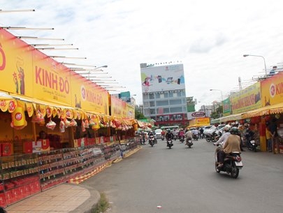 (C)Saigon times,Quoc Hung、販売店は客足閑散