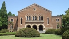?? 一橋大学, 一橋大学兼松講堂