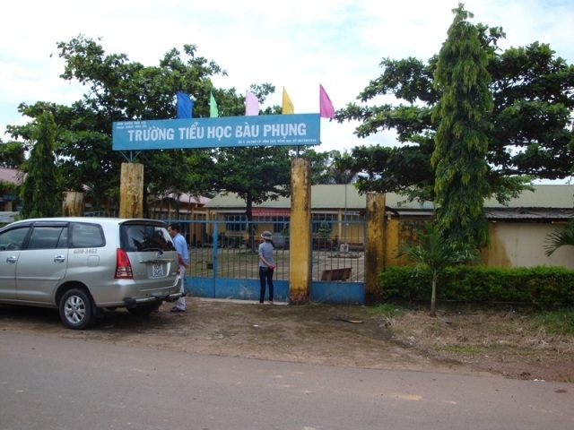 (C) プラス, 現地小学校外観