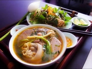 (C) Vietnamplus, フエの名物料理「ブンボーフエ」