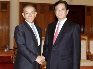 (C)Vietnam plus,Duc Tam、谷崎大使(左)とズン首相