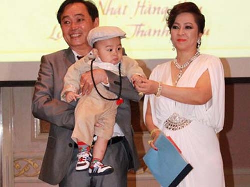 （C）  vnmoney,　フイン・ウイ・ズン氏（左）と妻のグエン・フオン・ハン女史（右）、息子のフイン・ハン・フーちゃん（中央）