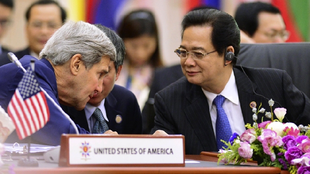 (C)Tuoi tre,Reuters、ケリー長官(左)とズン首相