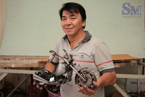 (C)Gafin、バイクの模型を手にするタムさん