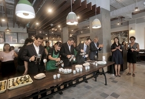 (C) Vietnam News, 3号店のオープニングセレモニーの模様