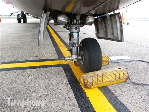 (C) tienphong, 事故があった飛行機、前輪のタイヤが1本脱落している
