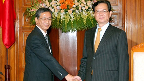 （C） VOV、会談する深田博史駐ベトナム日本国大使（左）とグエン・タン・ズン首相（右）