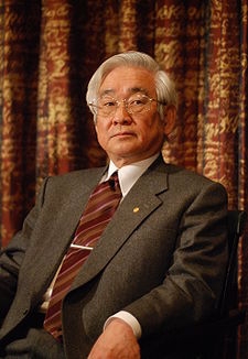 （C）  wikipedia,　益川敏英氏