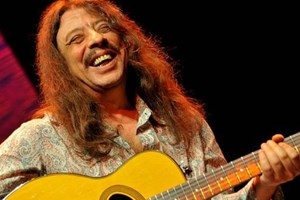 (C) vietnam+, ジャズギタリストのハリ・ストイカ