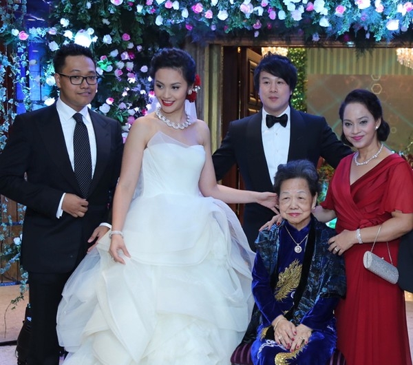 (C) tinmoi, タイン・ブイ(中央右)とチュオン・フエ・バンさん(同左)