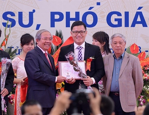 (C)Tien phong、レ・アイン・ビン博士(中央)
