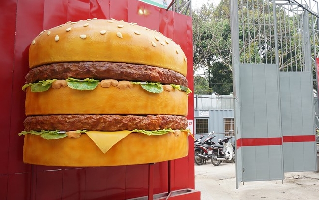 (C) Zing, マクドナルド2号店の建設現場