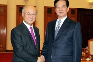 (C) vietnam+, グエン・タン・ズン首相(右)と天野之弥事務局長