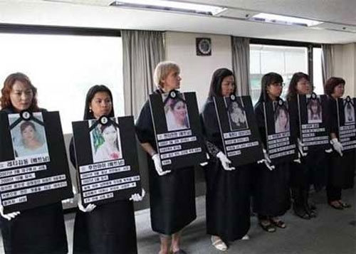 (C) dang viet, 韓国人の夫に殺害された外国人妻の遺影を掲げる女性たち