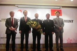 （C）Vietnam plus、贈呈式の様子