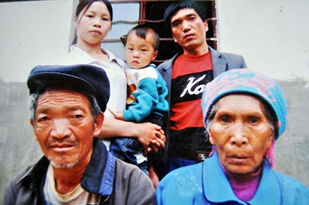 (C)Dan Tri, 中国に住むフエンさん(後方左)とその家族