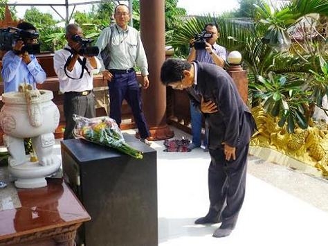 (C) vnmedia, 犠牲者に祈りを捧げる深田大使