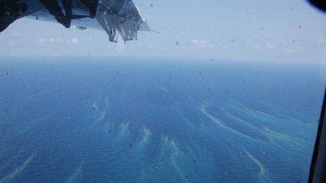 （C）  tuoitre,　ベトナム海軍が撮影した行方不明機のものと見られる油膜