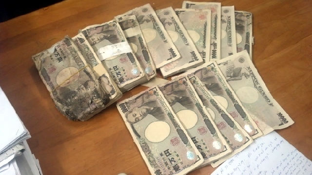 （C）  Tuoitre,　スピーカーの中から見つかった日本円