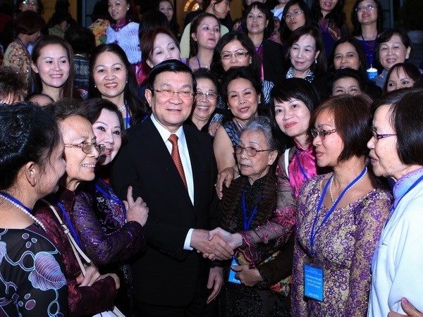 (C)Vietnam plus,Nguyen Khang、チュオン・タン・サン国家主席と越僑女性達