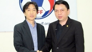 (C) bongda+. 三浦俊也氏(左)とVFFのレ・ホアイ・アイン書記長