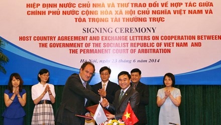 (C) tienphong, 調印式の模様