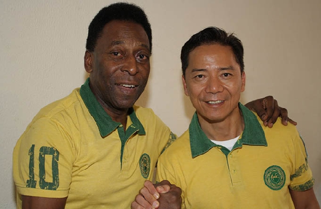 (C)Tuoi tre,TR.N、ギア氏(右)とサッカーの王様ペレ