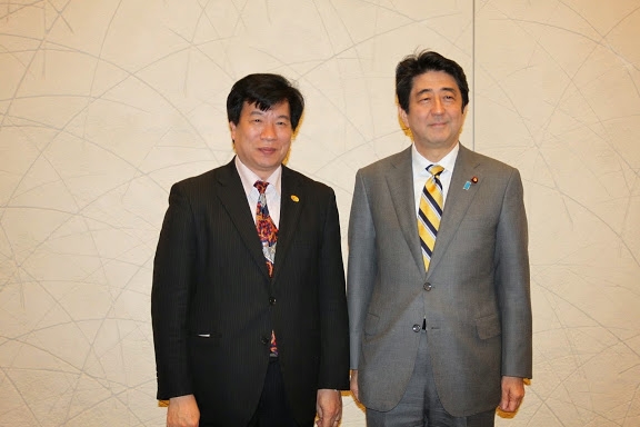 (C) daihoccongnghe ビン氏（左）と安倍首相（右）