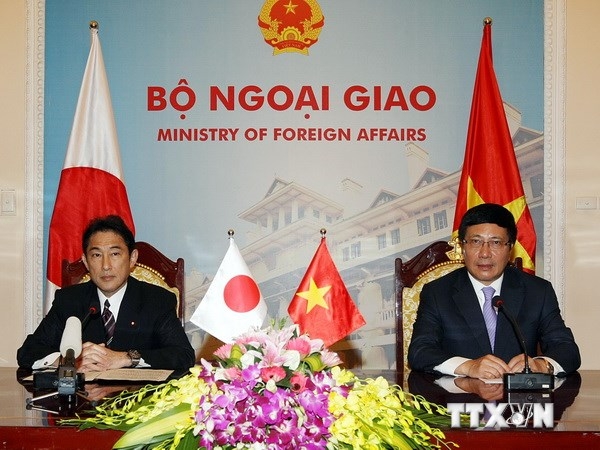 (C)Vietnamu plus,Pham Kien、岸田外相(左)とミン副首相兼外相
