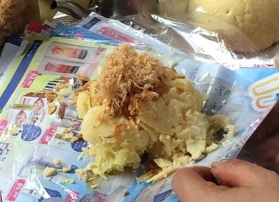 (C) Tien Phong, Mさんの売るおこわ