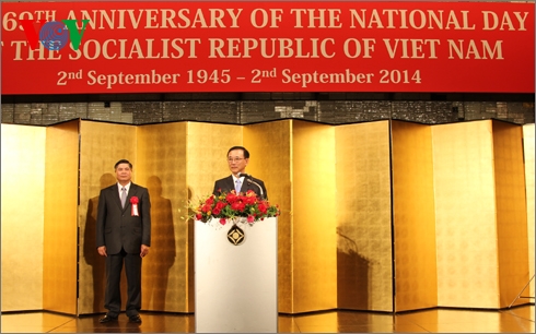 (C)VOV、お祝いの挨拶をする谷垣法相