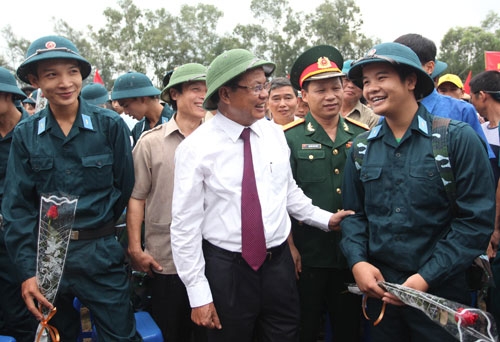 (C)Ha Noi moi、新兵を激励するギ党委書記