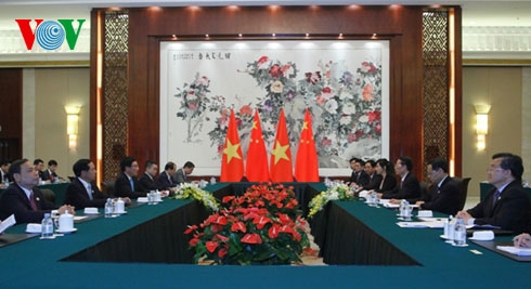 (C) vov ミン副首相(左)と張副首相(右)