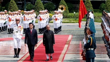 (C)Lao dong,Nhu Y、サン国家主席(左)とインドのムカルジー大統領