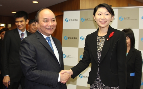(C)VOV、フック副首相(左)と小渕経産相