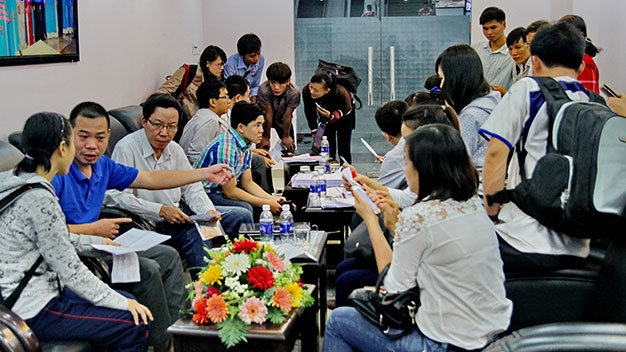 (C)Tuoi tre,Mau Truong、サイゴン駅で説明を求める人達