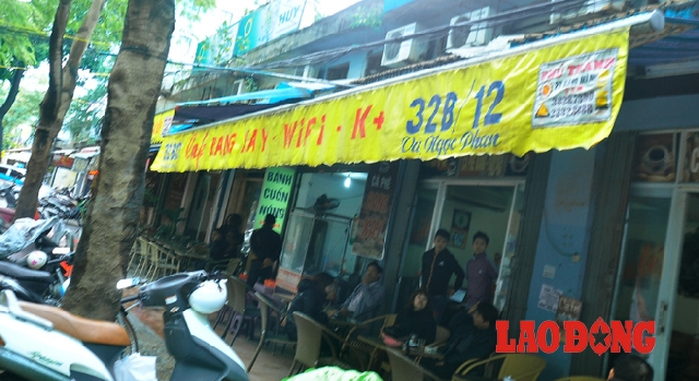 (C) Lao Dong, 休業を貼りだす住民