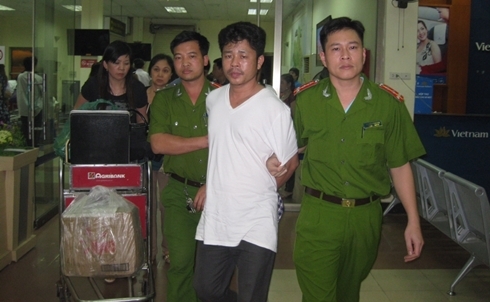 (C) Cong an nhan dan, 連行されるドゥック容疑者