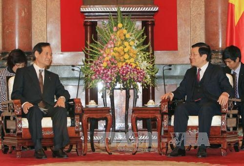 （C）Quan doi nhan dan、西川農相(左)とサン主席