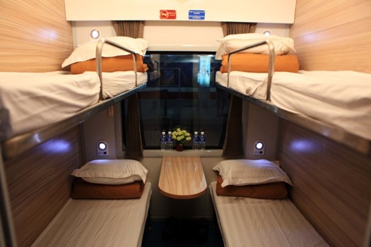 (C) vietnam railways コンパートメント内
