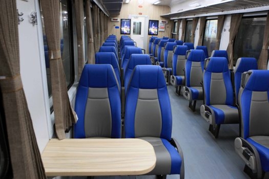 (C) vietnam railways コンパートメント内