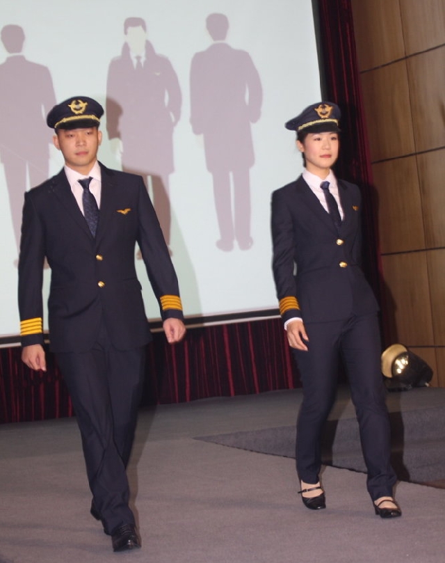 (C) tuoitre, 女性客室乗務員の新制服