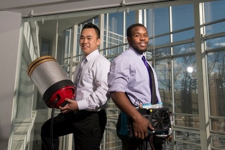 （C）Dan tri,Alexis Glenn/Creative Services/George Mason University、ベトさん(左)とセスさん