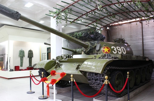 (C)VnExpress,H.P、官邸一番乗りの390号戦車