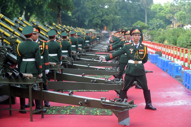 （C）VnExpress,Quan doi nhan dan、空砲弾を検査中