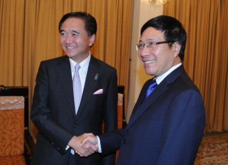 (C) vov, 黒岩知事(左)とミン副首相兼外相(右)