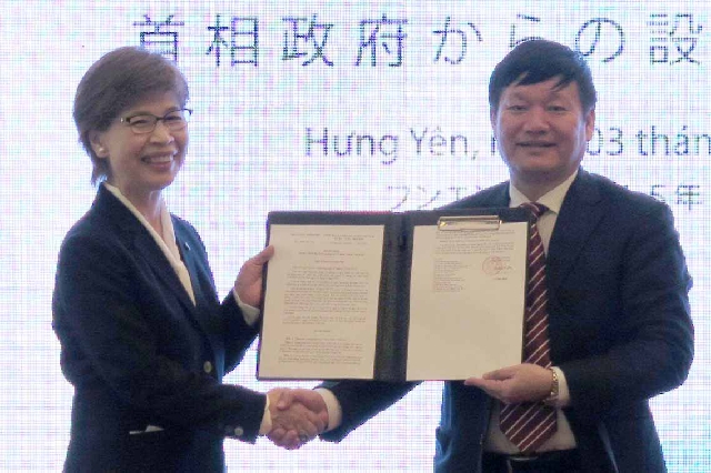 (C) baodautu, 左:早稲田医療学園久住眞理理事長、右:フンイエン省人民委員会グエン・バン・フォン副主席
