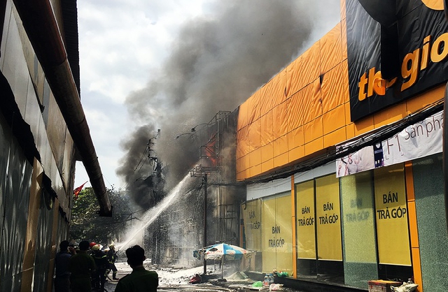 (C) vnexpress, 自動車修理工場の火事