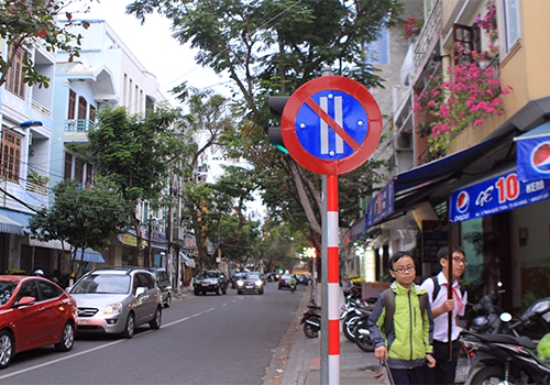 (C) vnexpress, 偶数日の路上駐車禁止を示す標識