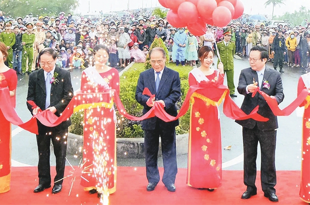 (C)Nhan dan,Nguyen Son、竣工式の様子